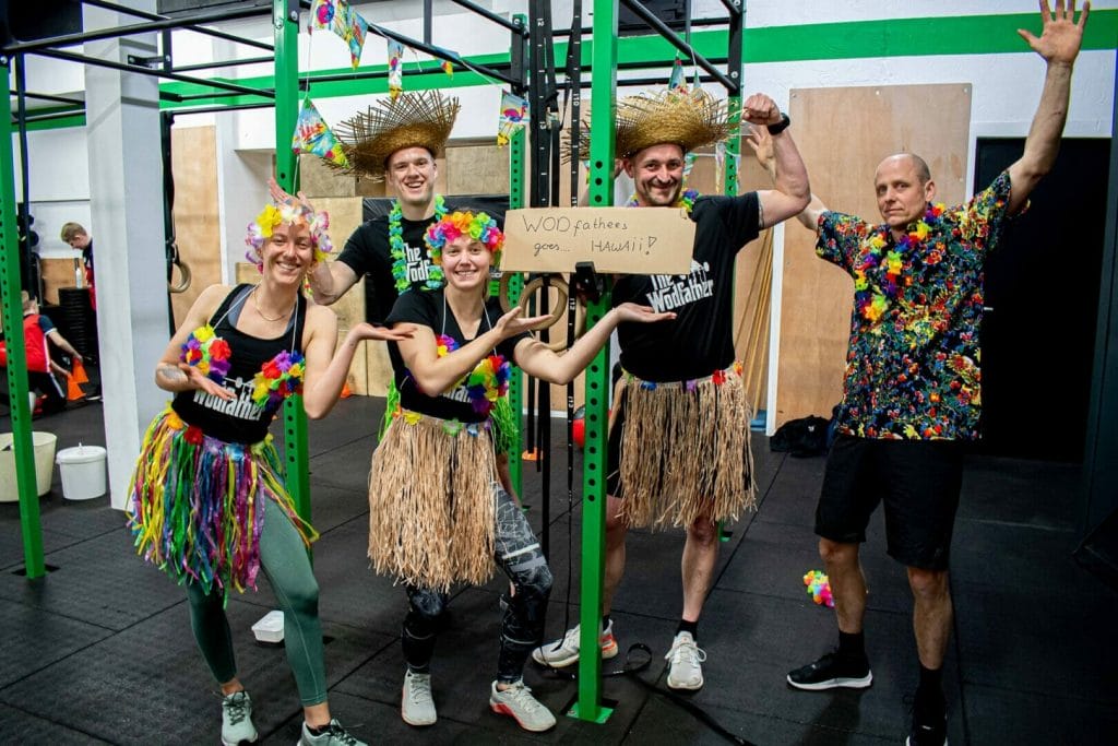 Leden verkleed voor Carnaval tijdens training in CrossFit fitness sportschool in Zevenbergen