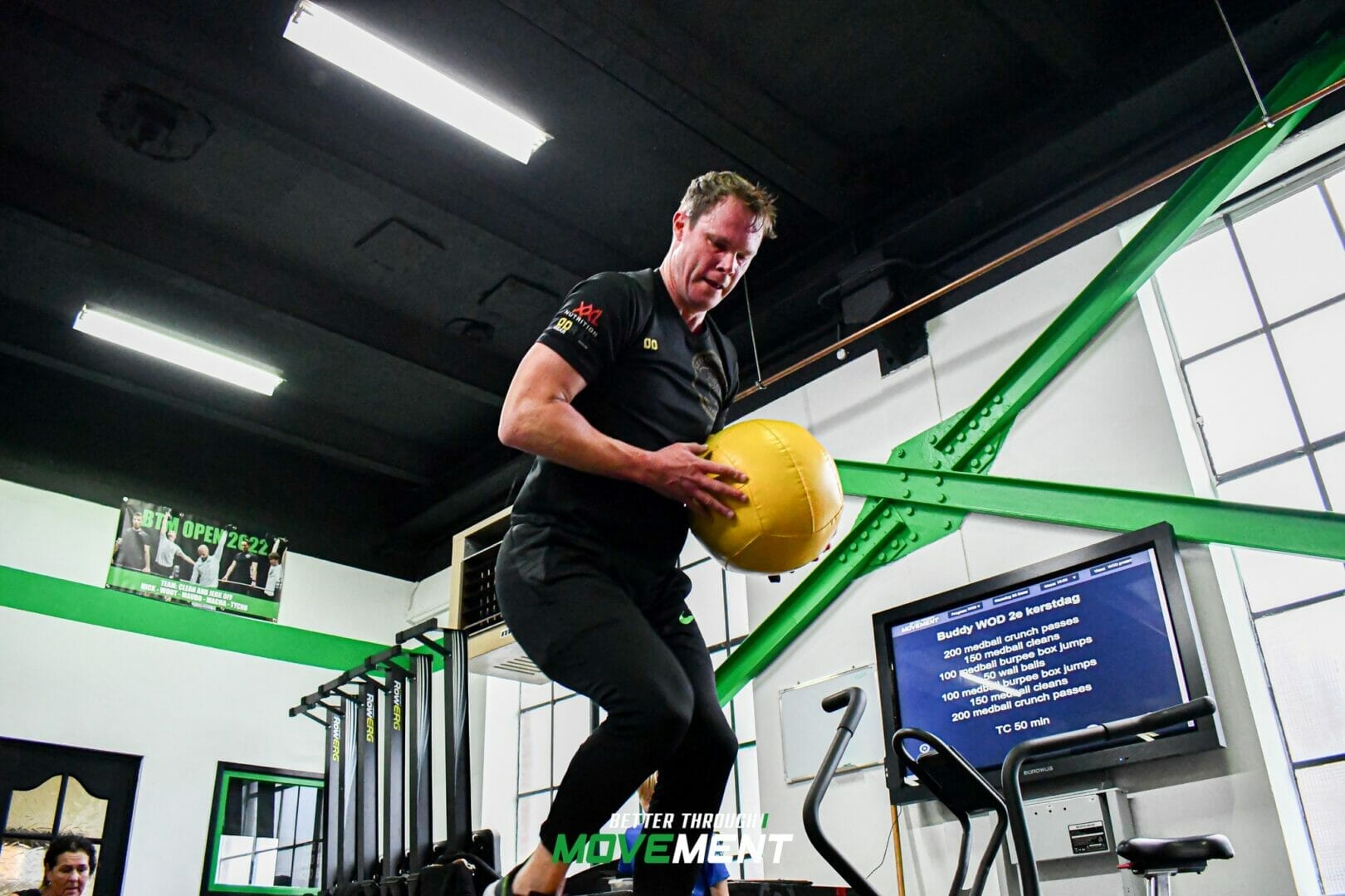 Man draagt bal over box tijdens CrossFit les in sportschool Zevenbergen