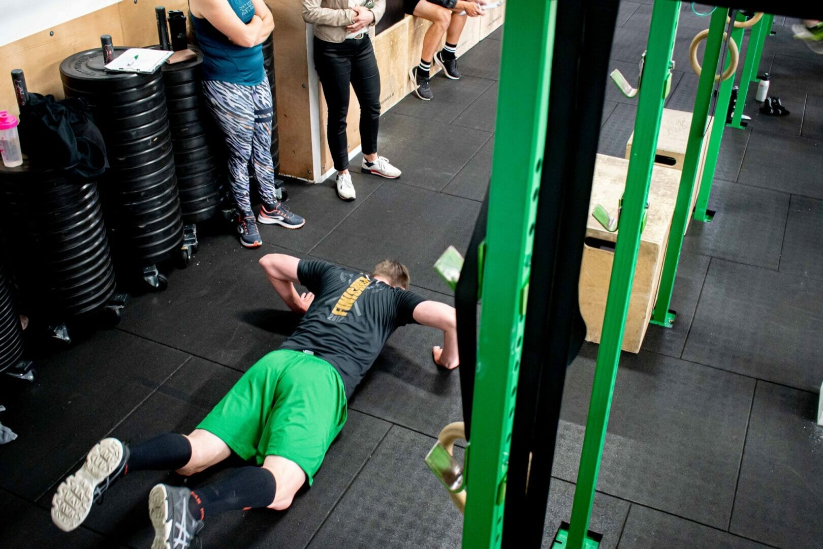 Man maat push ups tijdens CrossFit training in sportschool Zevenbergen