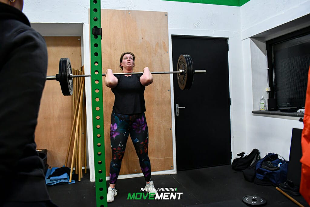 Vrouw traint met gewichten tijdens CrossFit les in sportschool Zevenbergen