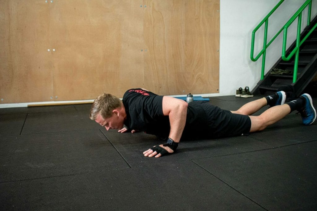 Man maakt push ups tijdens CrossFit training in sportschool Zevenbergen