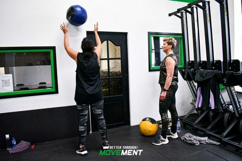 Vrouw maakt wallballs tijdens CrossFit training in sportschool Zevenbergen