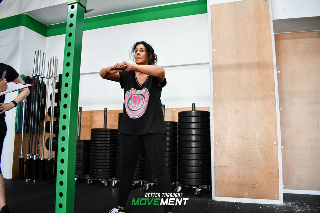 Vrouw maakt squats in CrossFit sportschool Zevenbergen tijdens eerste les