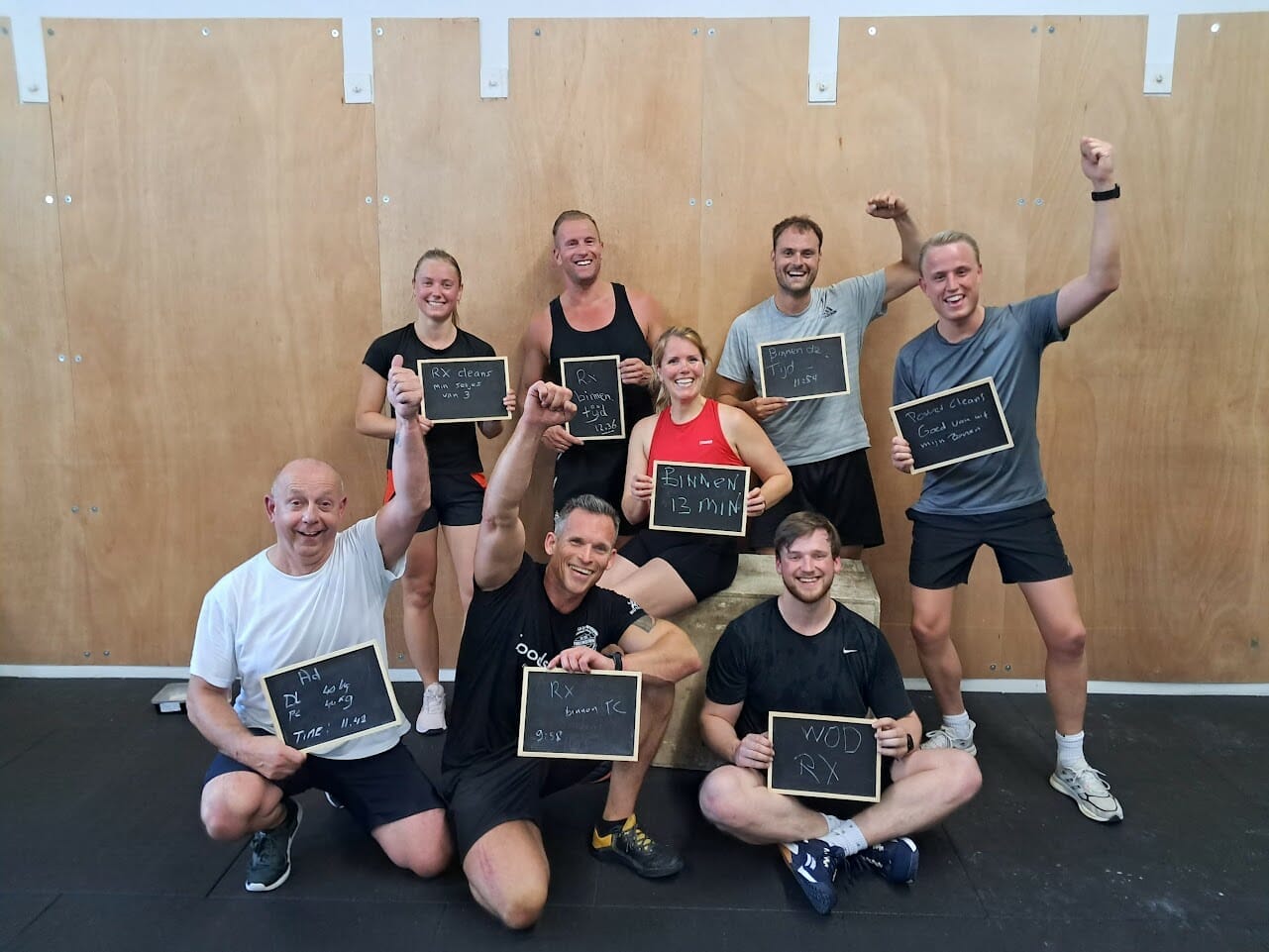 Lachende groep met mensen tijdens Podiumweek bij CrossFit sportschool Zevenbergen