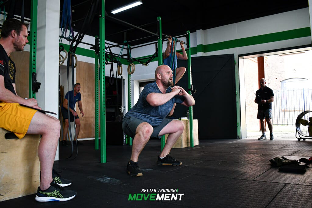 Man maakt squats tijdens CrossFit les in sportschool Zevenbergen