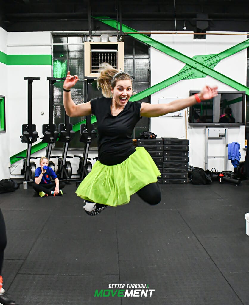 Vrouw springt in de licht van plezier bij sportschool in Zevenbergen