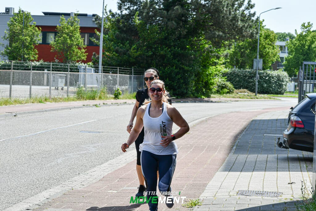 Vrouwen lopen hard tijdens CrossFit training bij sportschool in Zevenbergen