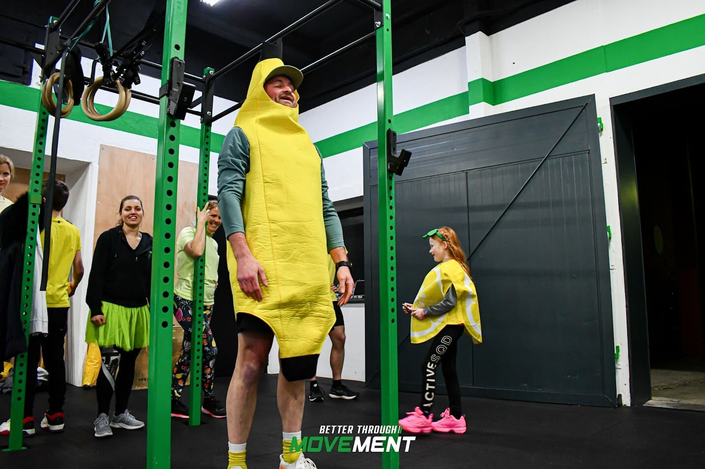 Man aan het sporten in bananenpak bij CrossFit sportschool Zevenbergen