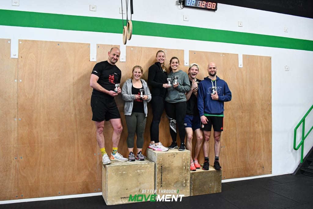 Mensen op podium met gewonnen prijs CrossFit sportschool Zevenbergen