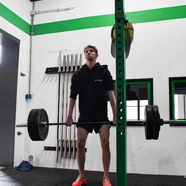 Tycho maakt een deadlift tijdens CrossFit training in sportschool Zevenbergen