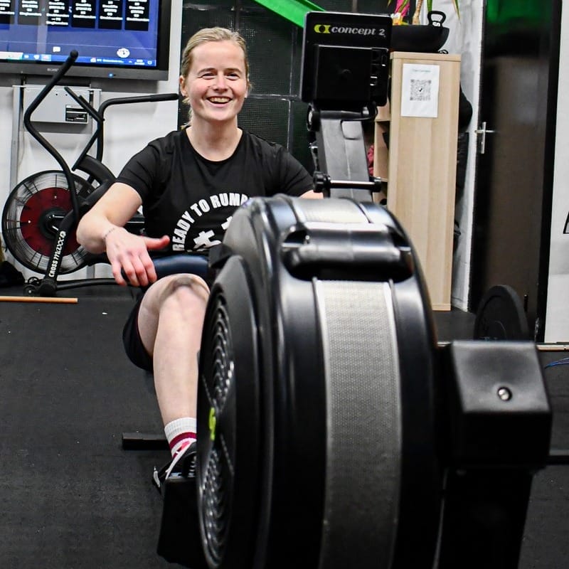 Coach Ariette aan het roeien in sportschool Zevenbergen