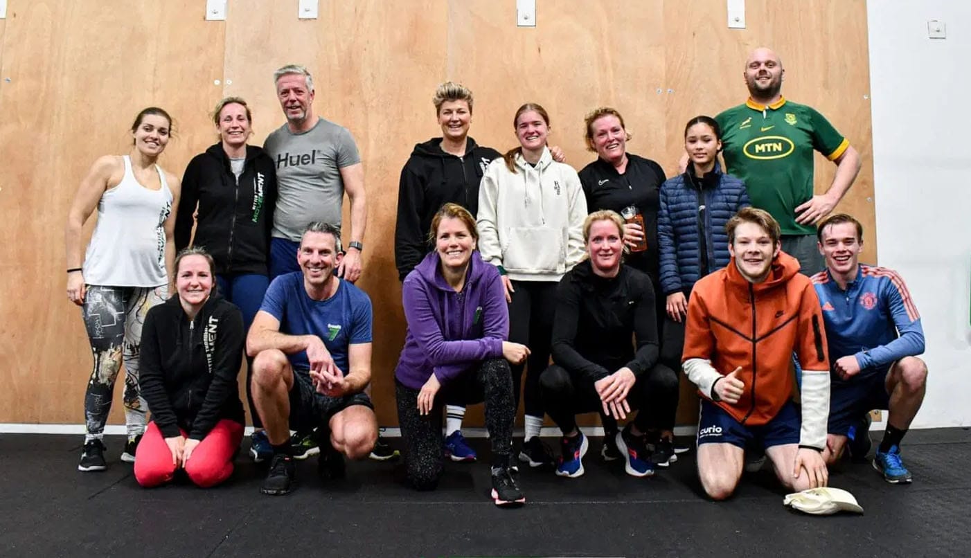 Lachende mensen na groepsles bij CrossFit sportschool Zevenbergen